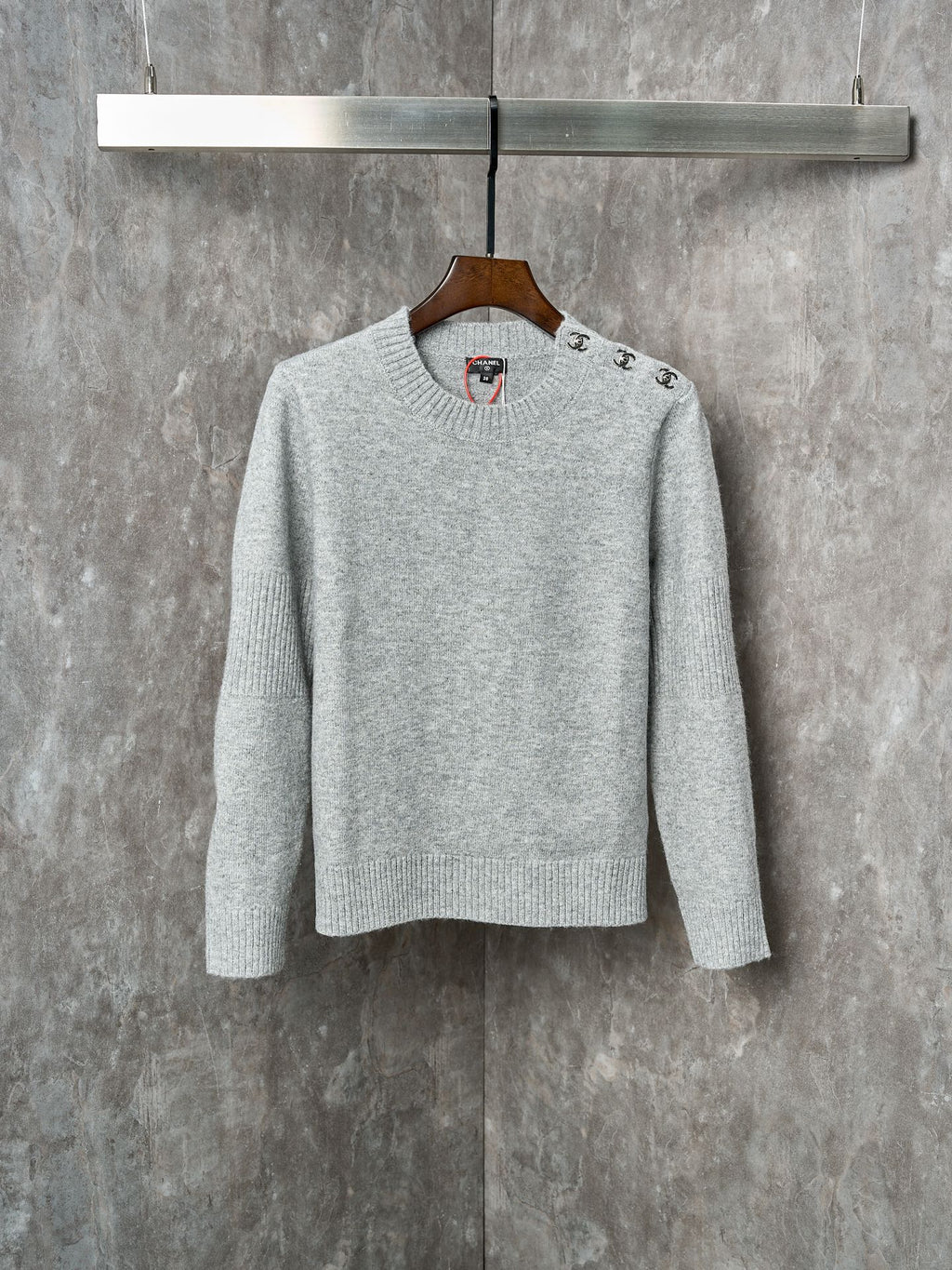LONG-SLEEVED KNIT SWEATER WITH BUTTON DETAIL