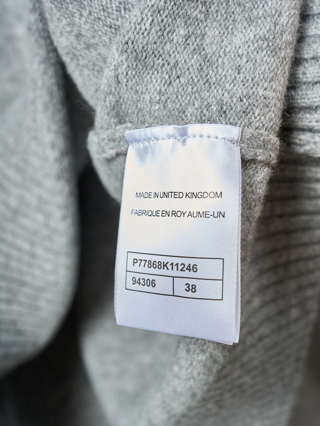 LONG-SLEEVED KNIT SWEATER WITH BUTTON DETAIL