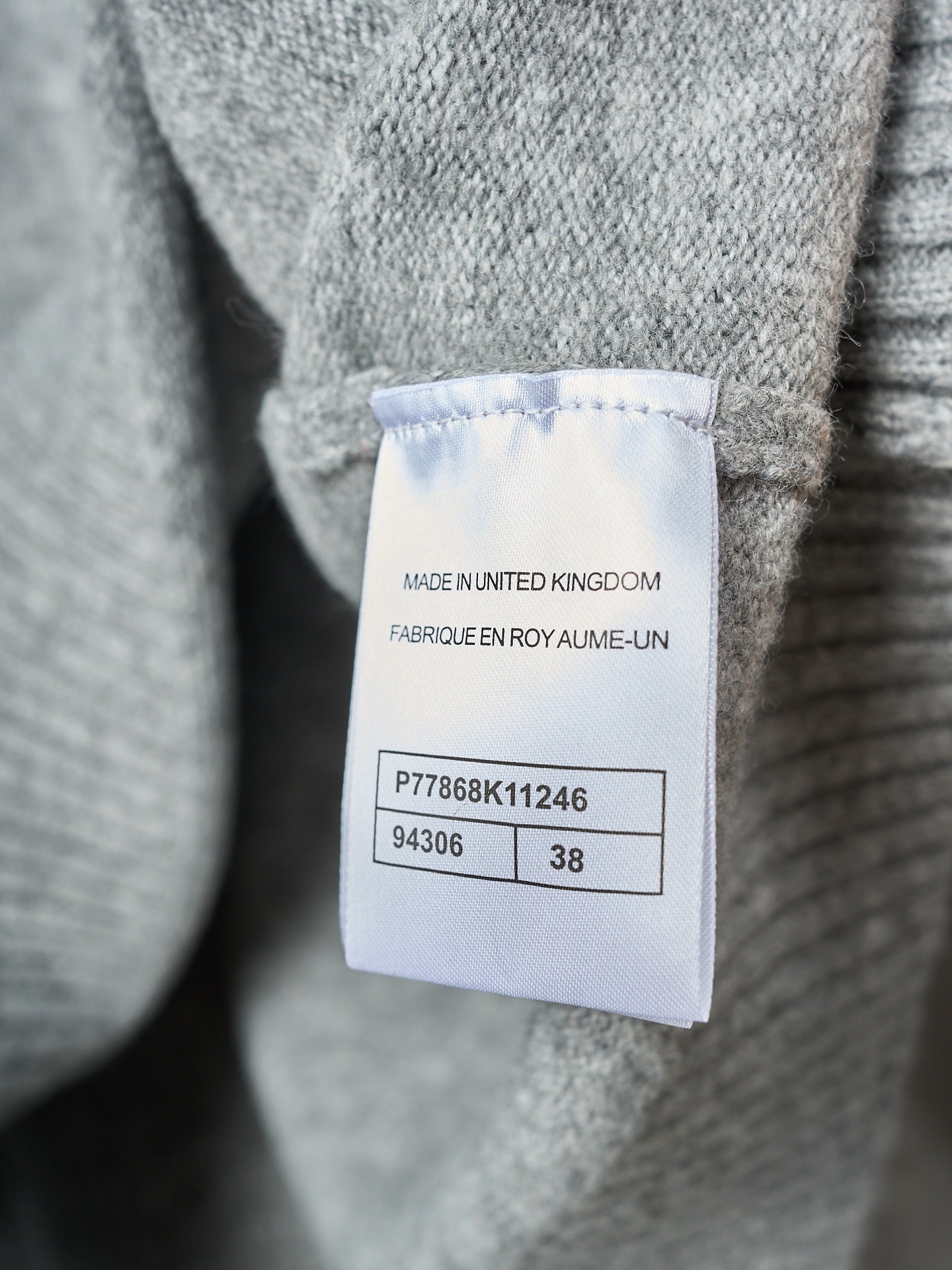 LONG-SLEEVED KNIT SWEATER WITH BUTTON DETAIL