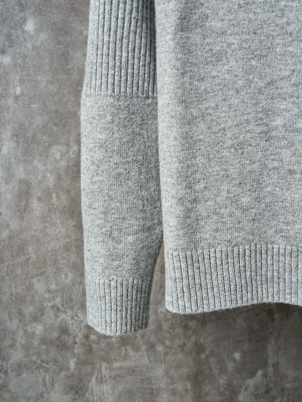 LONG-SLEEVED KNIT SWEATER WITH BUTTON DETAIL