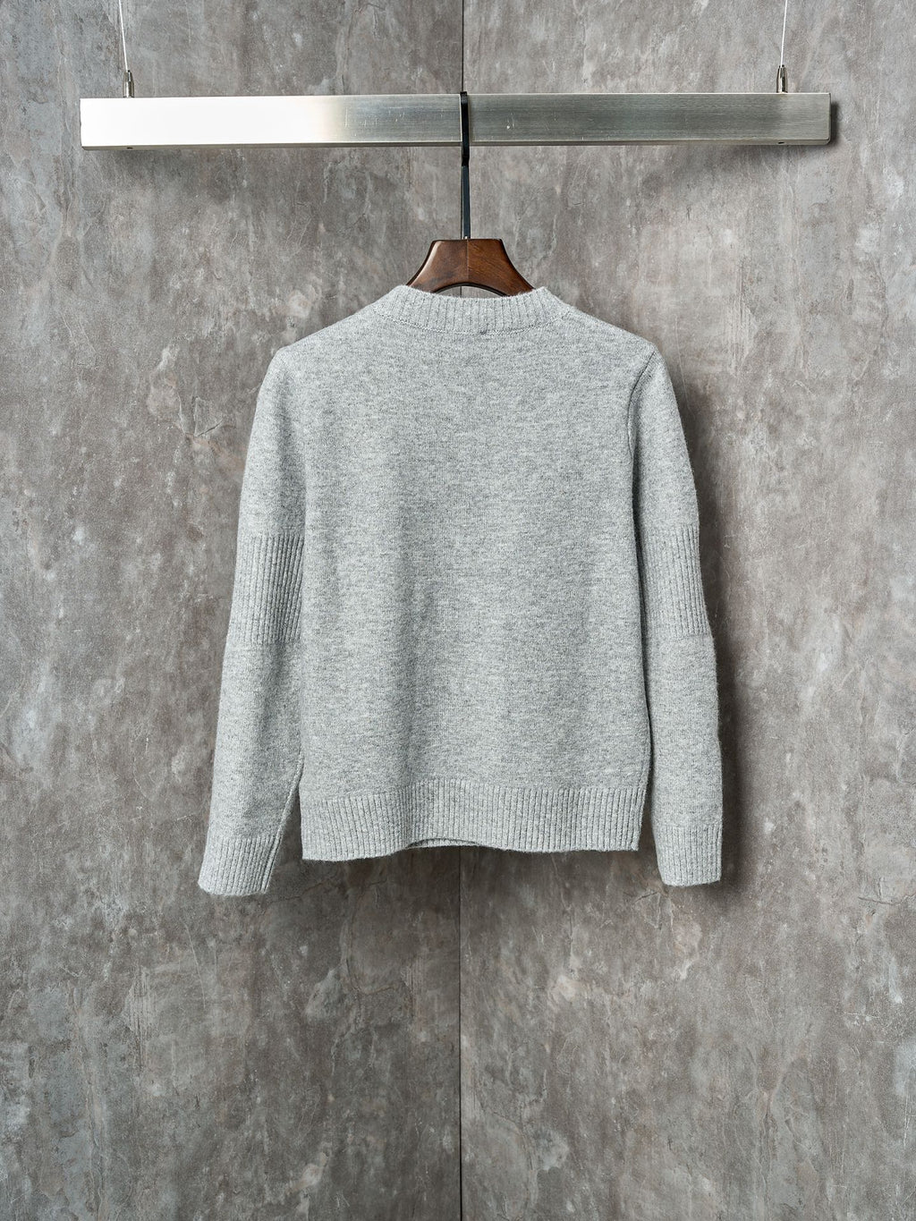 LONG-SLEEVED KNIT SWEATER WITH BUTTON DETAIL