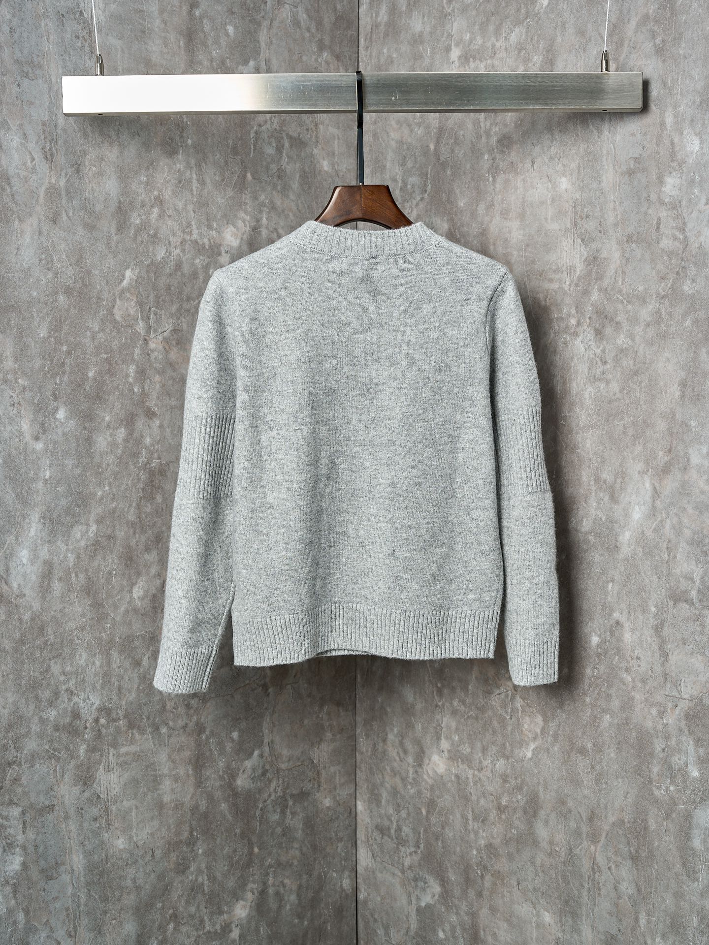 LONG-SLEEVED KNIT SWEATER WITH BUTTON DETAIL