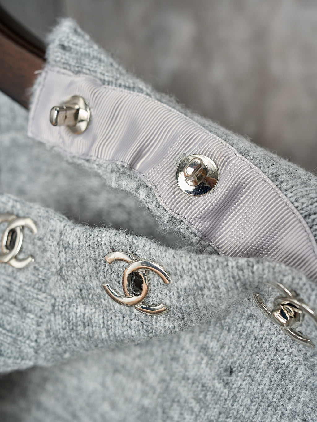 LONG-SLEEVED KNIT SWEATER WITH BUTTON DETAIL