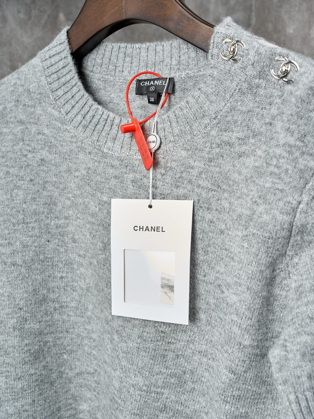 LONG-SLEEVED KNIT SWEATER WITH BUTTON DETAIL