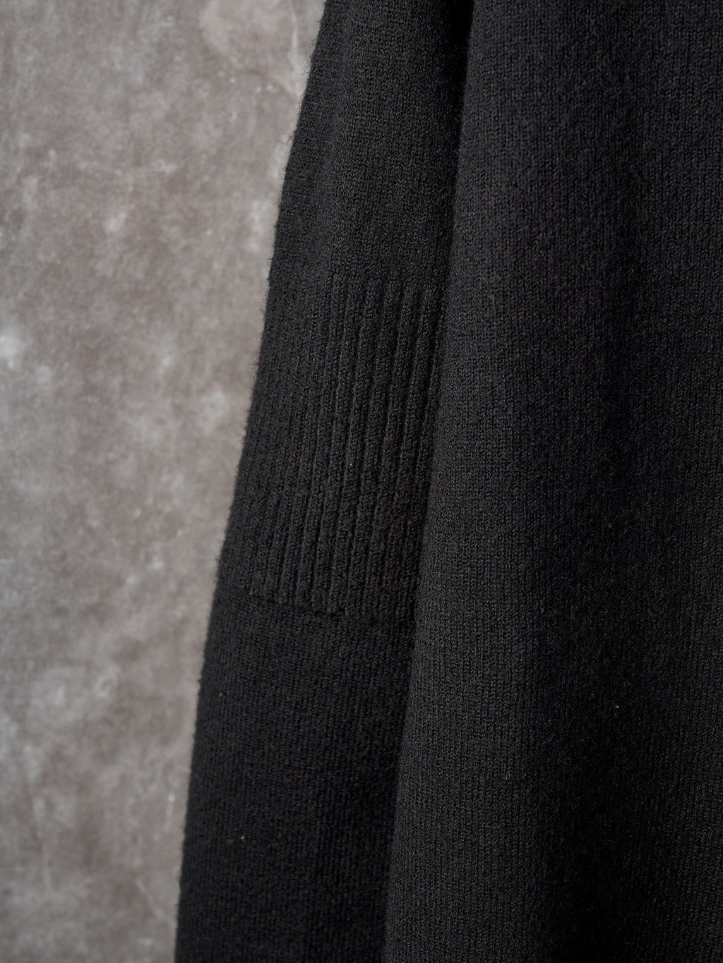 LONG-SLEEVED KNIT SWEATER WITH BUTTON DETAIL