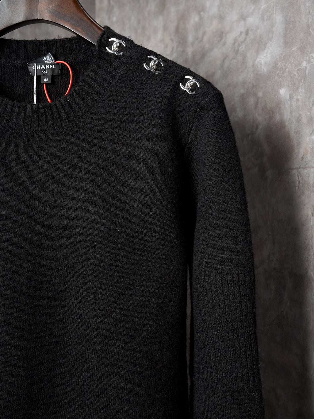 LONG-SLEEVED KNIT SWEATER WITH BUTTON DETAIL