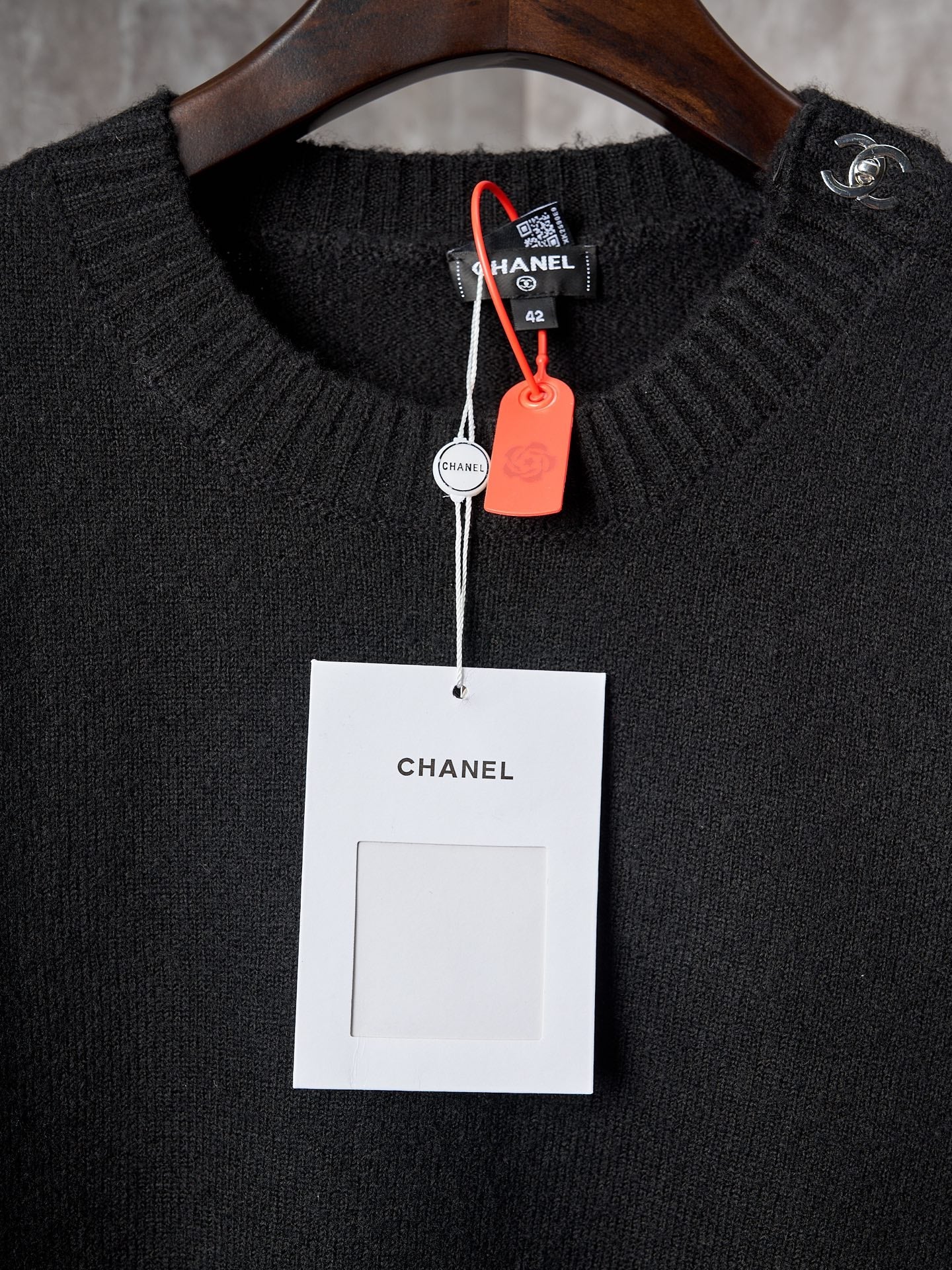 LONG-SLEEVED KNIT SWEATER WITH BUTTON DETAIL