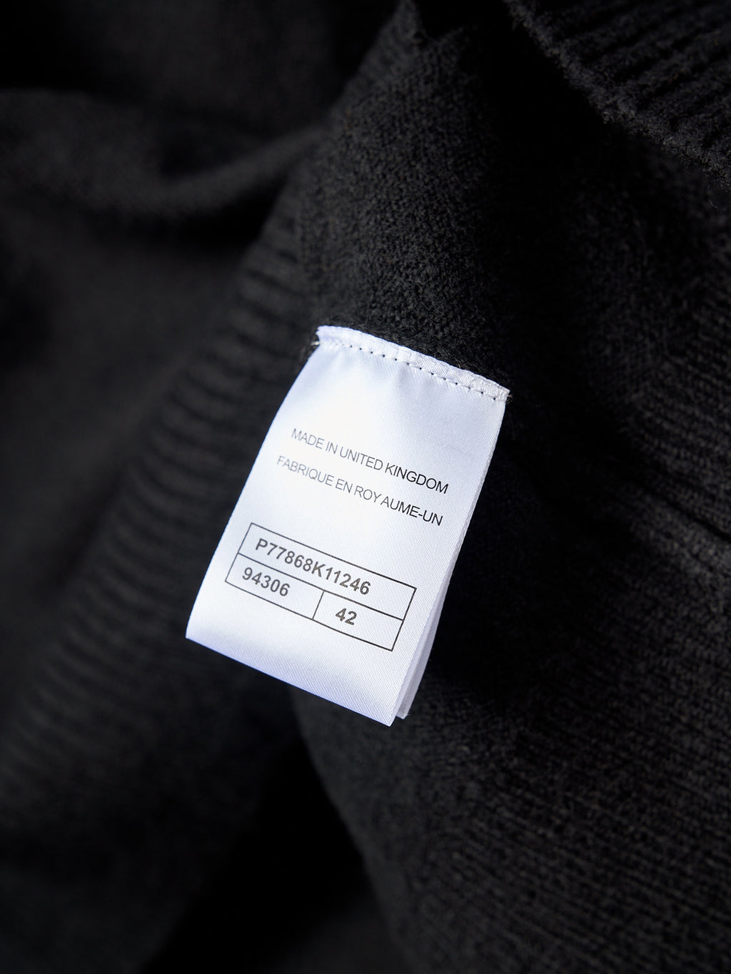 LONG-SLEEVED KNIT SWEATER WITH BUTTON DETAIL