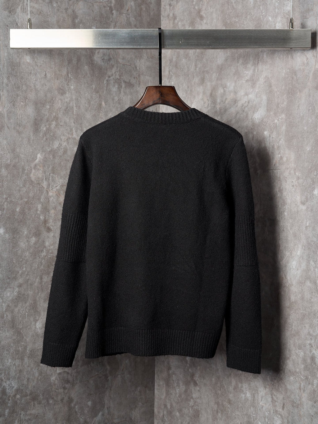 LONG-SLEEVED KNIT SWEATER WITH BUTTON DETAIL